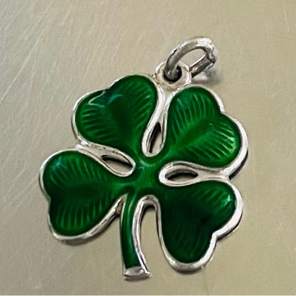 Vintage wells sterling guilloche 4 leaf clover